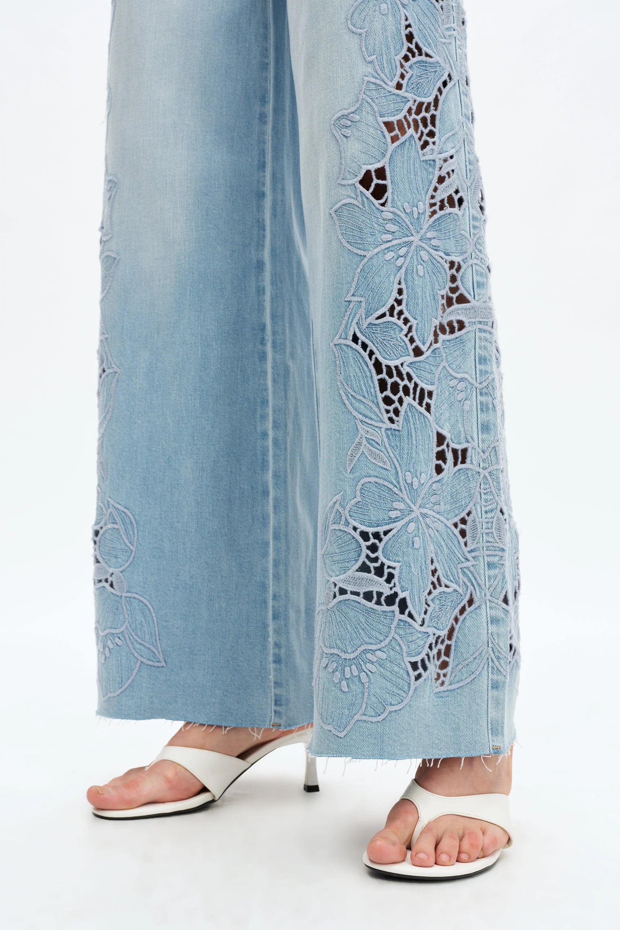Bayeas Cutout Embroidery Jeans - Light Denim